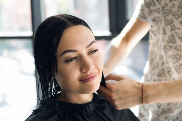 Fryzjerka czy fryzura z nożyczkami włosy do młodej dziewczyny w salonie piękności. — Zdjęcie stockowe
