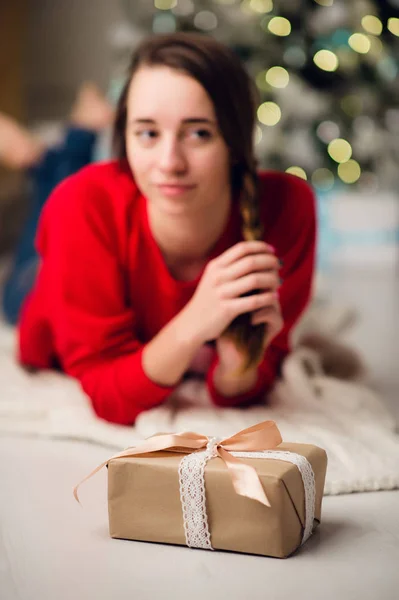 Joven hermosa mujer consiguió una caja de regalo. Concepto Año Nuevo, Feliz Navidad, vacaciones, invierno. —  Fotos de Stock