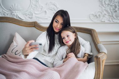 Mutlu anne ve kızı evde komik Noel selfies alarak