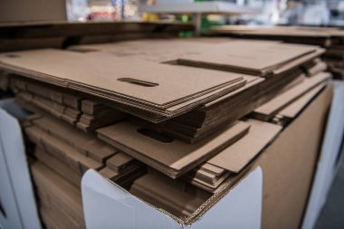 hisse senedi üzerinde birçok Karton Koli sigara monte kutuları yakın çekim