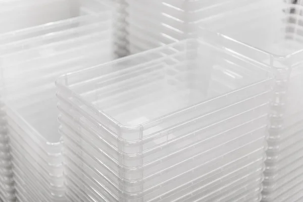 Cajas plegables de envases de plástico transparente en la tienda — Foto de Stock