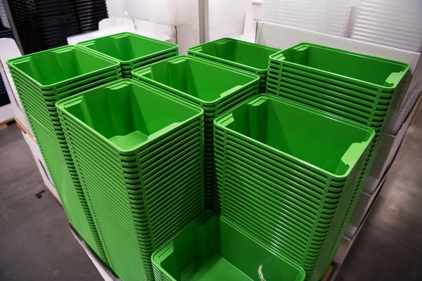 De nombreux conteneurs de boîtes vertes pliantes en magasin — Photo
