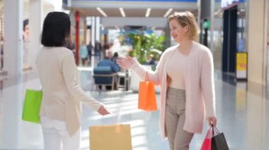 İki mutlu genç kız ise alışveriş bir mağaza bir kucaklama ile tanış. Ağır çekim