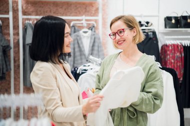 Giysi istemciye gösterilen moda danışmanı