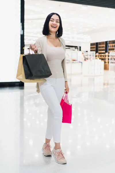 Una donna che fa shopping. Donna felice con borse della spesa godendo nello shopping. Consumismo, shopping, stile di vita. — Foto Stock