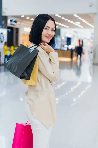 Bella donna nel centro commerciale sorridente dopo lo shopping — Foto Stock