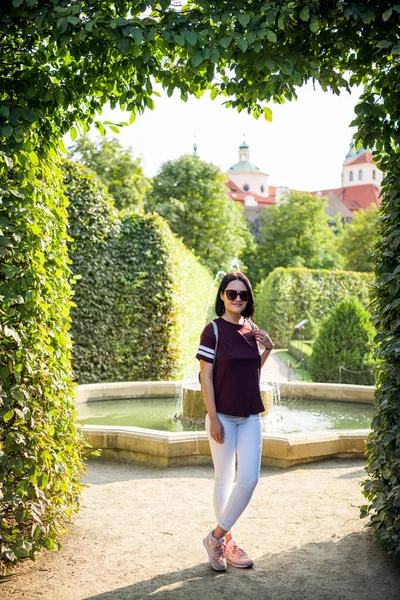 Jeune femme en tenue décontractée debout dans un beau parc d'été . — Photo