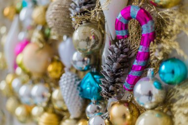 Topları, yıldız ve ışıklar ile süslenmiş Noel ağacı arka plan