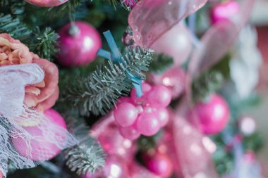 Noel ağacı süsleme pembe renklerde