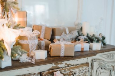 Klas bir Noel hediyesi, kahverengi fiyonklu hediyeler. Seçici odak