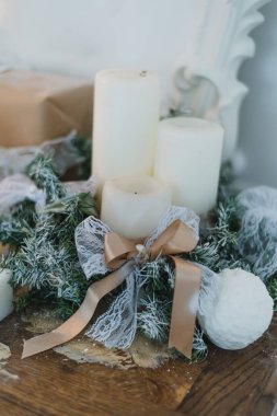 Klas bir Noel hediyesi, kahverengi fiyonklu hediyeler. Seçici odak