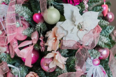 Noel ağacı süsleme pembe renklerde