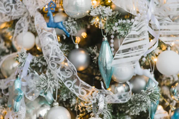공, 별과 조명으로 장식 된 크리스마스 트리 배경 — 스톡 사진