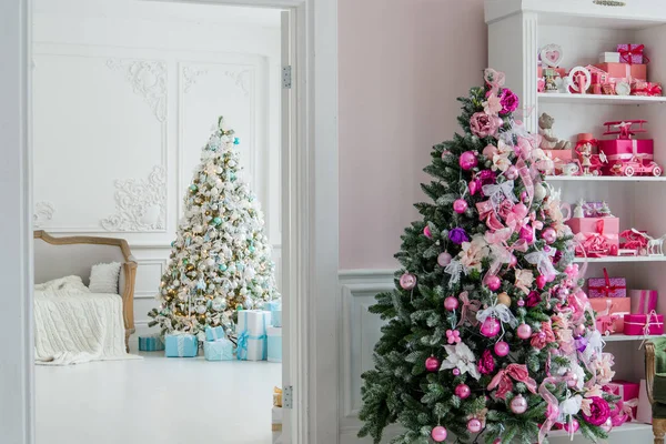 Camera interna decorata in stile natalizio. Nessuna gente. Una sedia verde vuota. Colori rosa. Comfort domestico della casa moderna. — Foto Stock