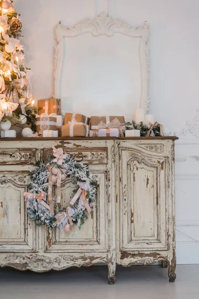 나무 상자에 있는 크리스마스 트리는 내부흰 서랍에 인공 꽃, 화랑, 장난감으로 장식되어 있다 — 스톡 사진