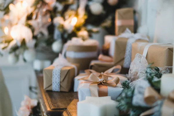 Cadeaux de Noël faits à la main chic boîte cadeaux avec des arcs bruns. Concentration sélective — Photo