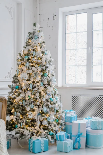Weihnachtsbaumschmuck zu Hause mit blauen Geschenkboxen — Stockfoto