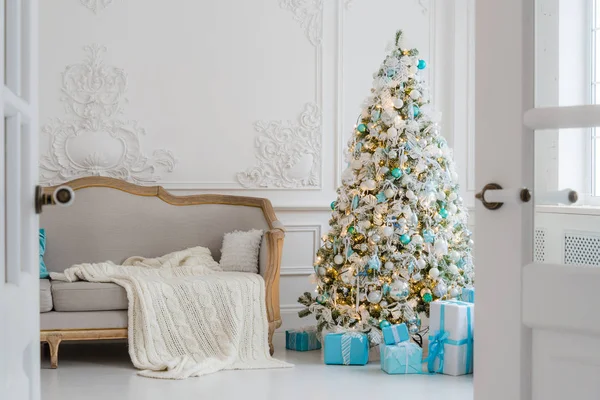Stylowe wnętrze świąteczne z elegancką sofą. Dom pocieszenia. Prezenty pod drzewem w salonie — Zdjęcie stockowe