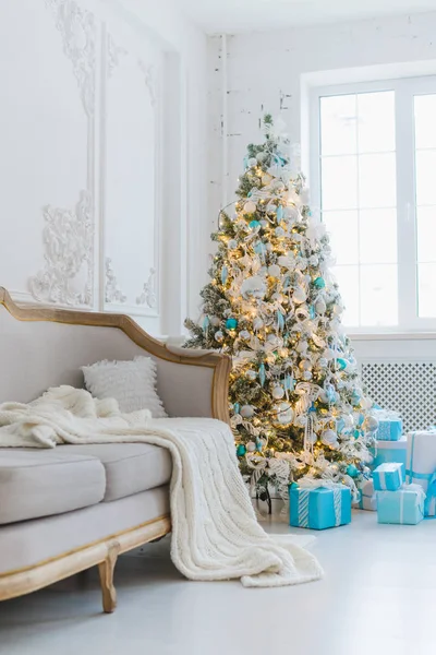 Rustige Beeld Van Interieur Luxe Woonkamer Versierd Kerstboom Geschenken Bank — Stockfoto