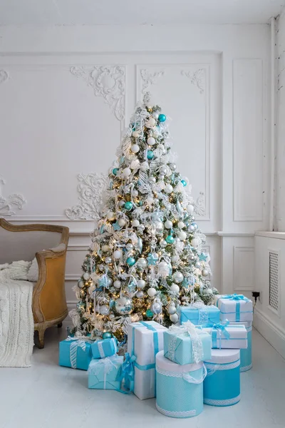 Decoración del árbol de Navidad en el interior del hogar con cajas de regalo azules —  Fotos de Stock