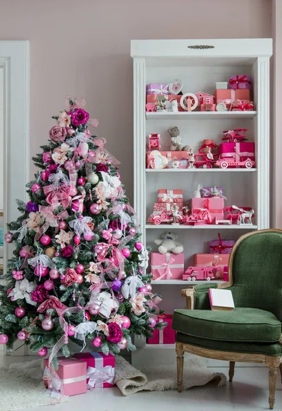 Interiér zařízený ve vánočním stylu. Žádní lidé. Prázdné zelené křeslo. Růžové barvy. Domácí pohodlí moderního domu. — Stock fotografie