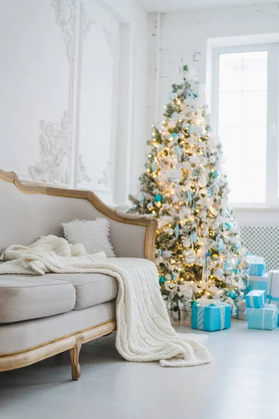Rustige beeld van interieur luxe woonkamer versierd kerstboom en geschenken, bank bedekt met deken. Selectieve focus — Stockfoto
