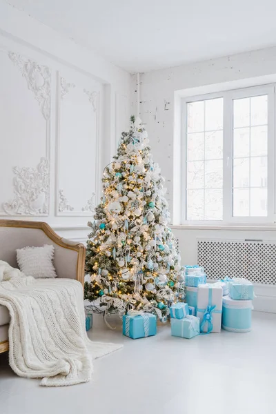 Weihnachtsbaumschmuck zu Hause mit blauen Geschenkboxen — Stockfoto