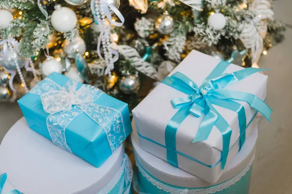 Coffrets cadeaux de Noël avec arc bleu et lumières bokeh sur la surface en bois — Photo