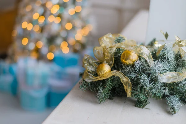 Süslü ağaçlı odaksız ışıkların altın ve mavi Noel arkaplanı — Stok fotoğraf