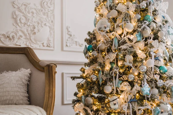 Fondo del árbol de Navidad decorado con bolas, estrellas y luces —  Fotos de Stock