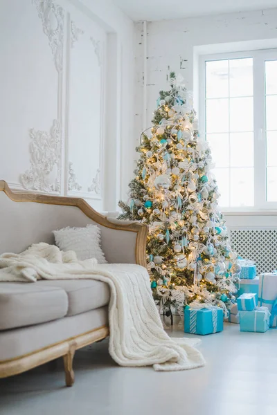 Ruhige Bild des Inneren Luxus zu Hause Wohnzimmer geschmückt Weihnachtsbaum und Geschenke, Sofa mit Decke bedeckt. Selektiver Fokus — Stockfoto