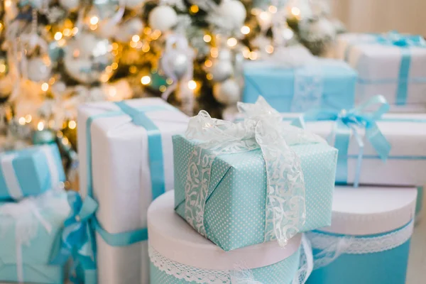 Coffrets cadeaux de Noël avec arc bleu et lumières bokeh sur la surface en bois — Photo