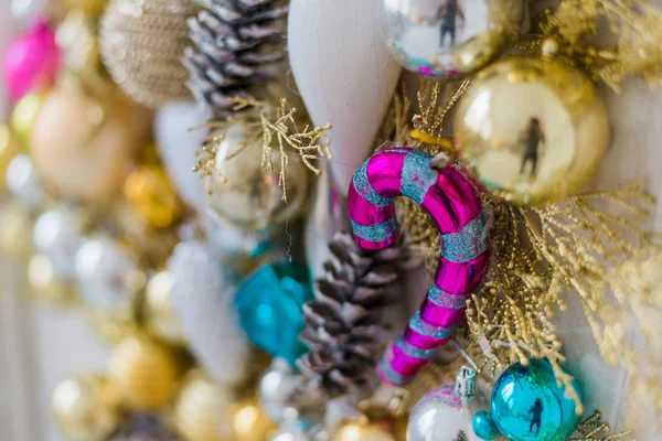 Albero di Natale sfondo decorato con palle, stelle e luci — Foto Stock