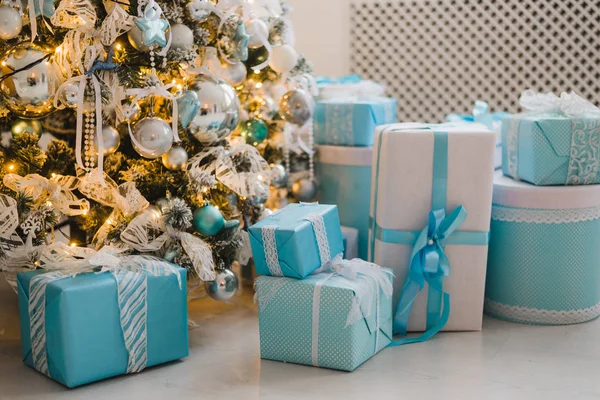 青い装飾された木の下のクリスマスプレゼント — ストック写真