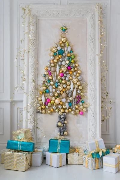 Vacker interiör vardagsrum inredda för jul. Stor spegelram med ett träd gjort av bollar och leksaker — Stockfoto