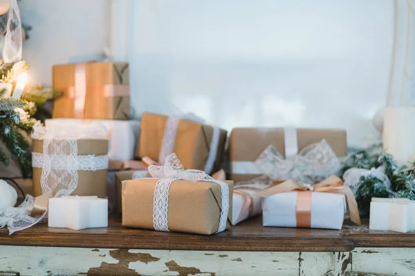 Klasické vánoční ručně vyrobené dárky box dárky s hnědými luky. Selektivní zaměření — Stock fotografie
