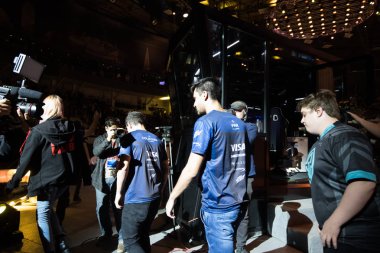 Saint Petersburg, Rusya - 28 Ekim 2017: Merkez üssü Counter Strike: küresel saldırgan cyber spor olay. Brezilya takımı Sk Gaming dışarı gidiyor oyuncular kabin maçtan sonra gelen.