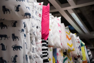 Askıları demiryolu bir görüntü perakende mağazada asılı renkli perde örnekleri birden çok renk kumaş doku örnekleri seçimi kumaşlar için iç dekorasyon perdeler, tül ve mobilya döşeme.