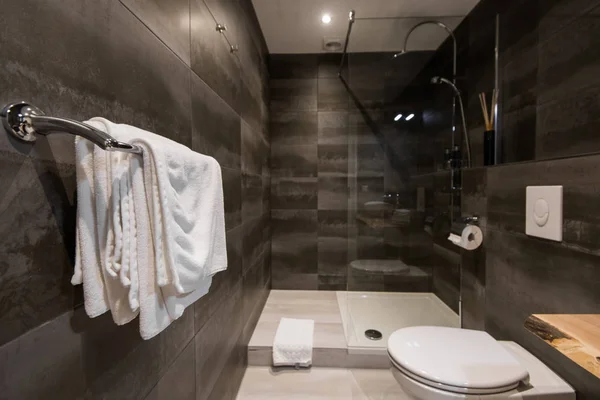 Modern private bathroom interior. Towels on a hanger — Stock Photo, Image