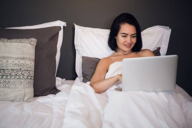 Evden, işten eve, uzak Telejob iş iş. Genç esmer kadın iş evde.