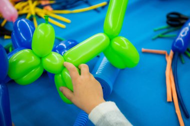 Çocuklar el ile sanat atölyesi büküm üzerinde balon hayvan oyuncak