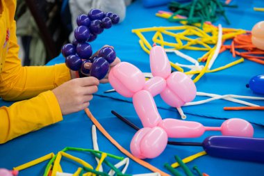Mutlu çocuk sanat atölyesi büküm üzerinde balon kızlar elleriyle