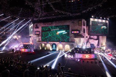 Moskova, Rusya - 27 Ekim 2018: Merkez üssü Counter Strike: küresel saldırgan esports olay. Ana sahne mekan, büyük ekran ve turnuva başlamadan önce ışıkları.