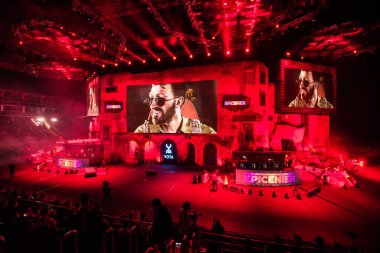 Moskova, Rusya - 27 Ekim 2018: Merkez üssü Counter Strike: küresel saldırgan esports olay. Ana sahne mekan, büyük ekran ve turnuva başlamadan önce ışıkları.