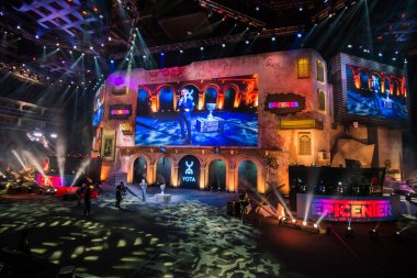 Moskova, Rusya - 27 Ekim 2018: Merkez üssü Counter Strike: küresel saldırgan esports olay. Ana sahne mekan, büyük ekran ve turnuva başlamadan önce ışıkları.