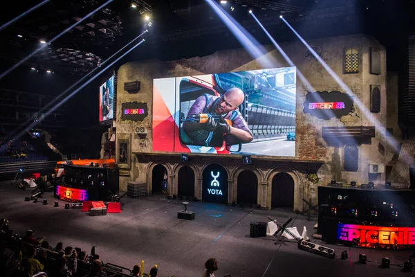 MOSCÚ, RUSIA - 27 DE OCTUBRE DE 2018: EPICENTER Counter Strike: Global Offensive esports event. Lugar del escenario principal, pantalla grande y luces antes del inicio del torneo. Hombre con un arma en pantalla . — Foto de Stock