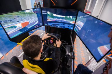 Moskova, Rusya - 27 Ekim 2018. Büyük ekran monitörler ve kokpit denetimleri bir yarış otomobili gibi yarış araba video oynatıcı oyun simülasyonu.