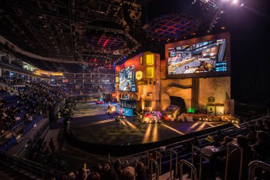 Moskova, Rusya - 27 Ekim 2018: Merkez üssü Counter Strike: küresel saldırgan esports olay. Tribün ve oyun hayranları ile gösterilen büyük bir ekran ile ana sahne.