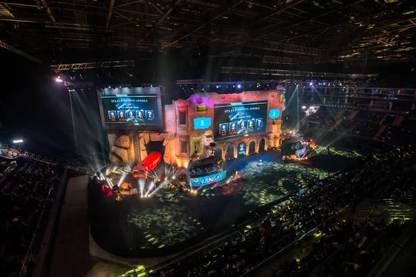 Moskva, Rusko - 27 října 2018: Epicentrum Counter Strike: Global Offensive eSportovní událost. Hlavní scéna s velkou obrazovkou. — Stock fotografie