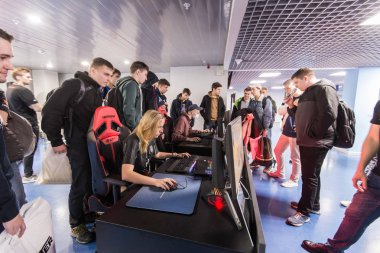 Moskova, Rusya - 27 Ekim 2018: Merkez üssü Counter Strike: küresel saldırgan esports olay. Kadın oyun Ksenia vilga Kluenkova olay ziyaretçilere karşı oynarken.